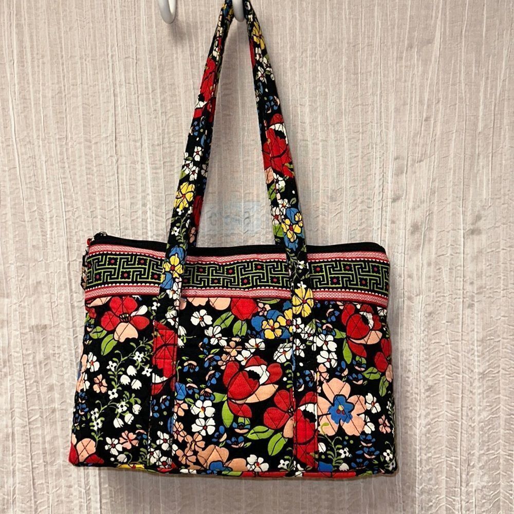 Mid Size Field Floral Blooms White Green Black Red Cotton Quilted Tote Bag